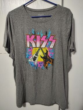 Kiss Tee